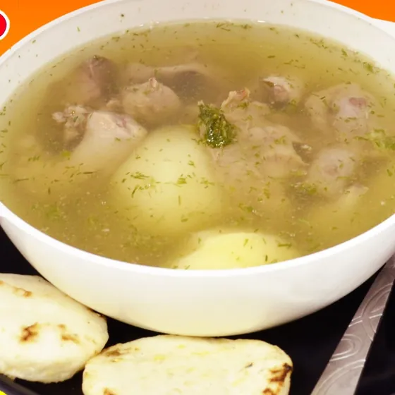 Caldo de pollo con papa y arepas